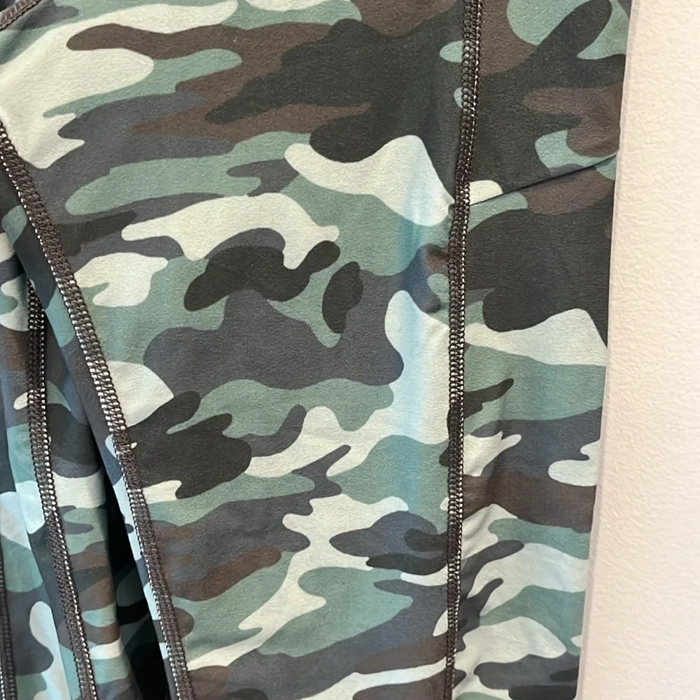 Flexure - girls size 16 - Frita active pocket legging.  Green camo design.